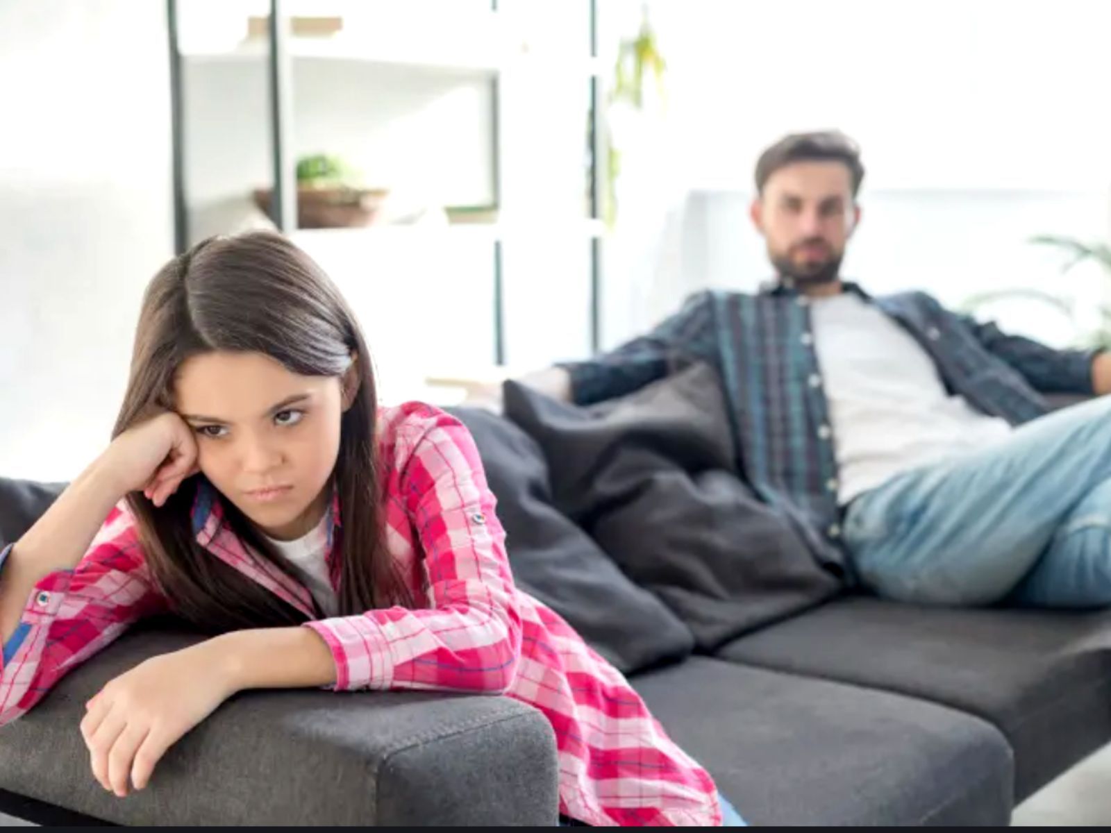 Ο άντρας μου δεν αφήνει τη έφηβη κόρη μας να κάνει παρέα με αγόρια κι εκείνη αντιδρά άσχημα