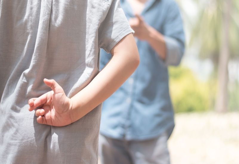 Η κόρη μου λέει πολλά ψέματα στις φίλες της για να την λυπούνται