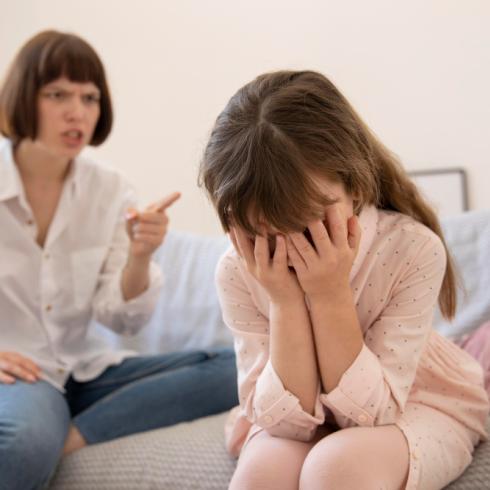 Η κόρη μου λέει πολλά ψέματα στις φίλες της για να την λυπούνται