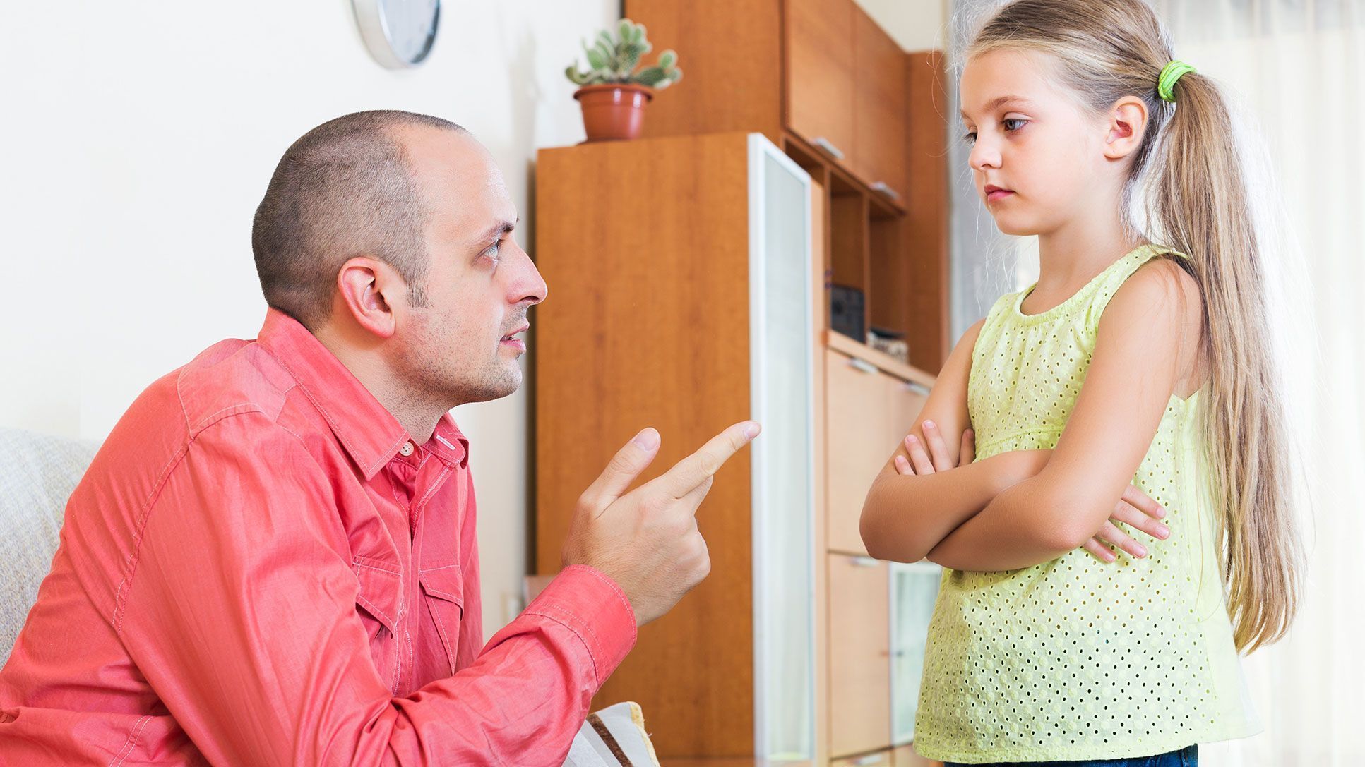 Η κόρη μου λέει πολλά ψέματα στις φίλες της για να την λυπούνται