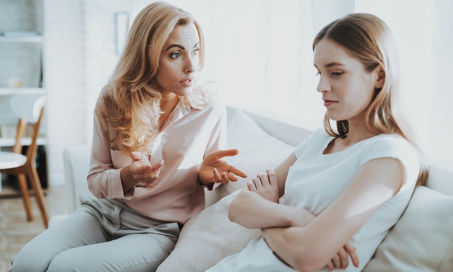 Η κόρη μου λέει πολλά ψέματα στις φίλες της για να την λυπούνται