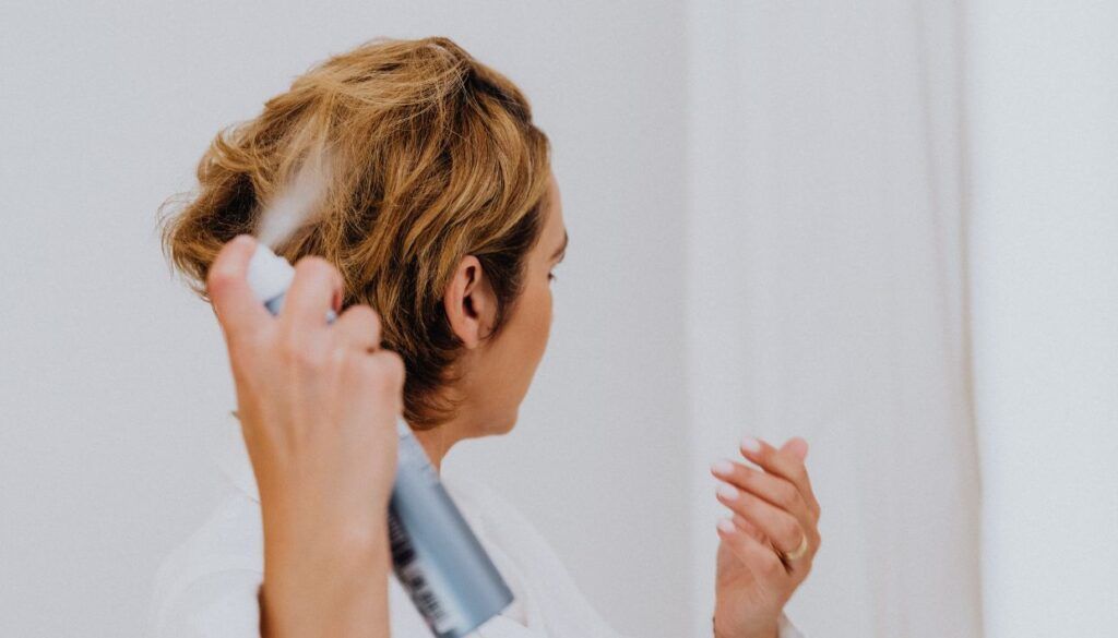 Μη χρησιμοποιείς τη λακ μόνο στα μαλλιά- Όλες οι “μυστικές” της χρήσεις