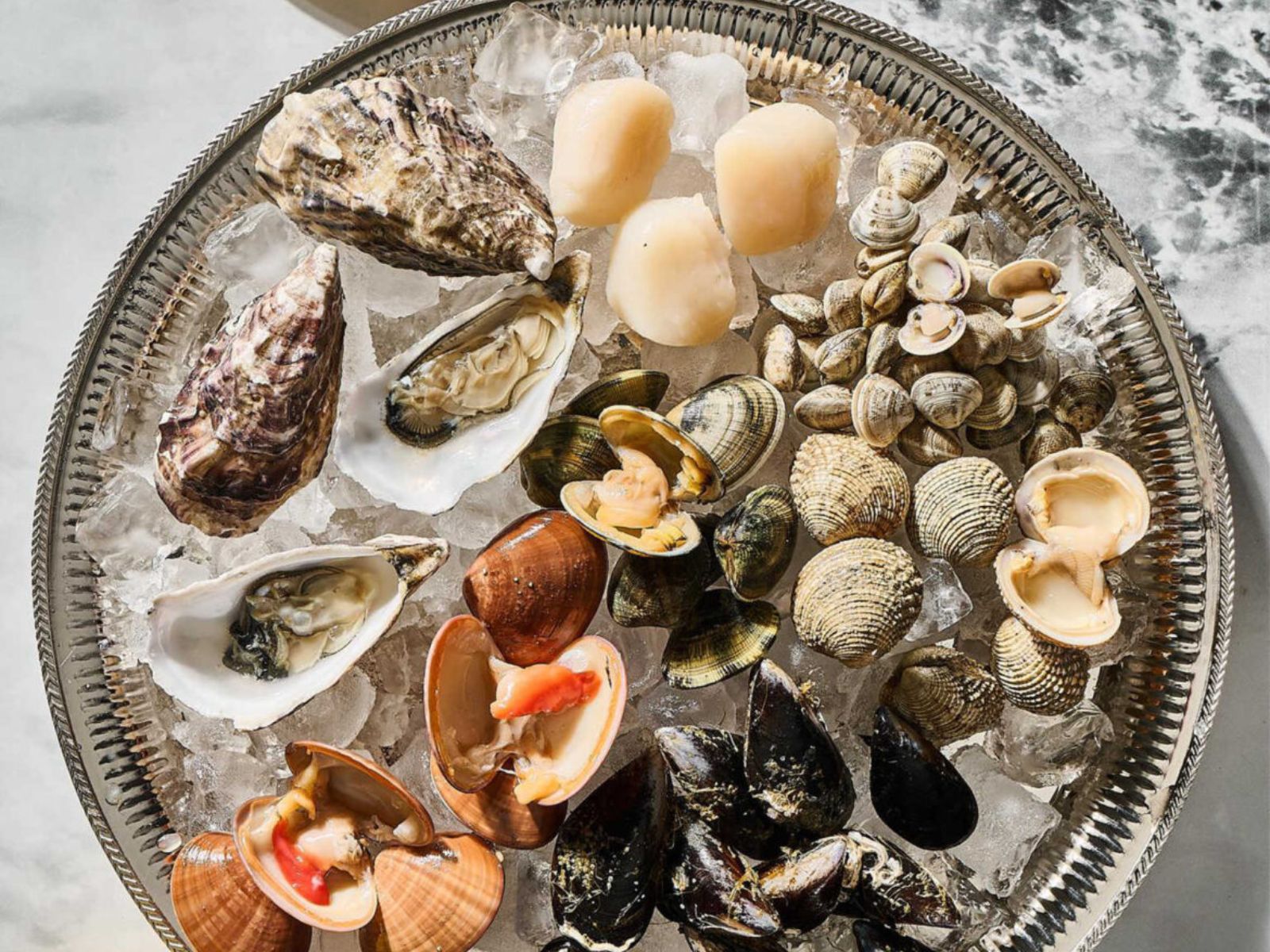 Καθαρά Δευτέρα : Όλα τα κόλπα για να ξεχωρίσετε τα φρέσκα όστρακα