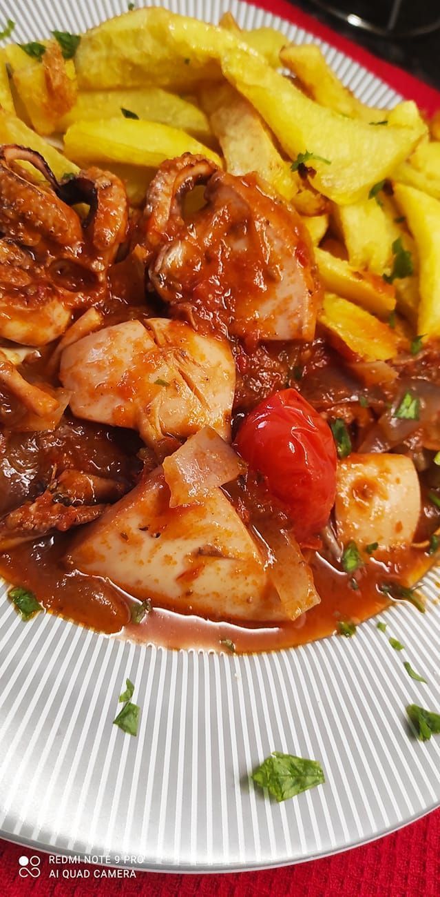 κοκκινιστές-σουπιές-με-κρασί-συνταγή-