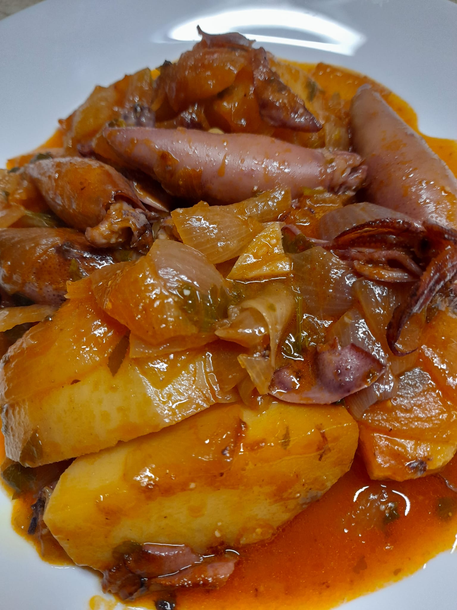 καλαμαράκια-της-κονσέρβας-γιαχνί-με-πατάτες-Καθαρά Δευτέρα 2025-συνταγή-