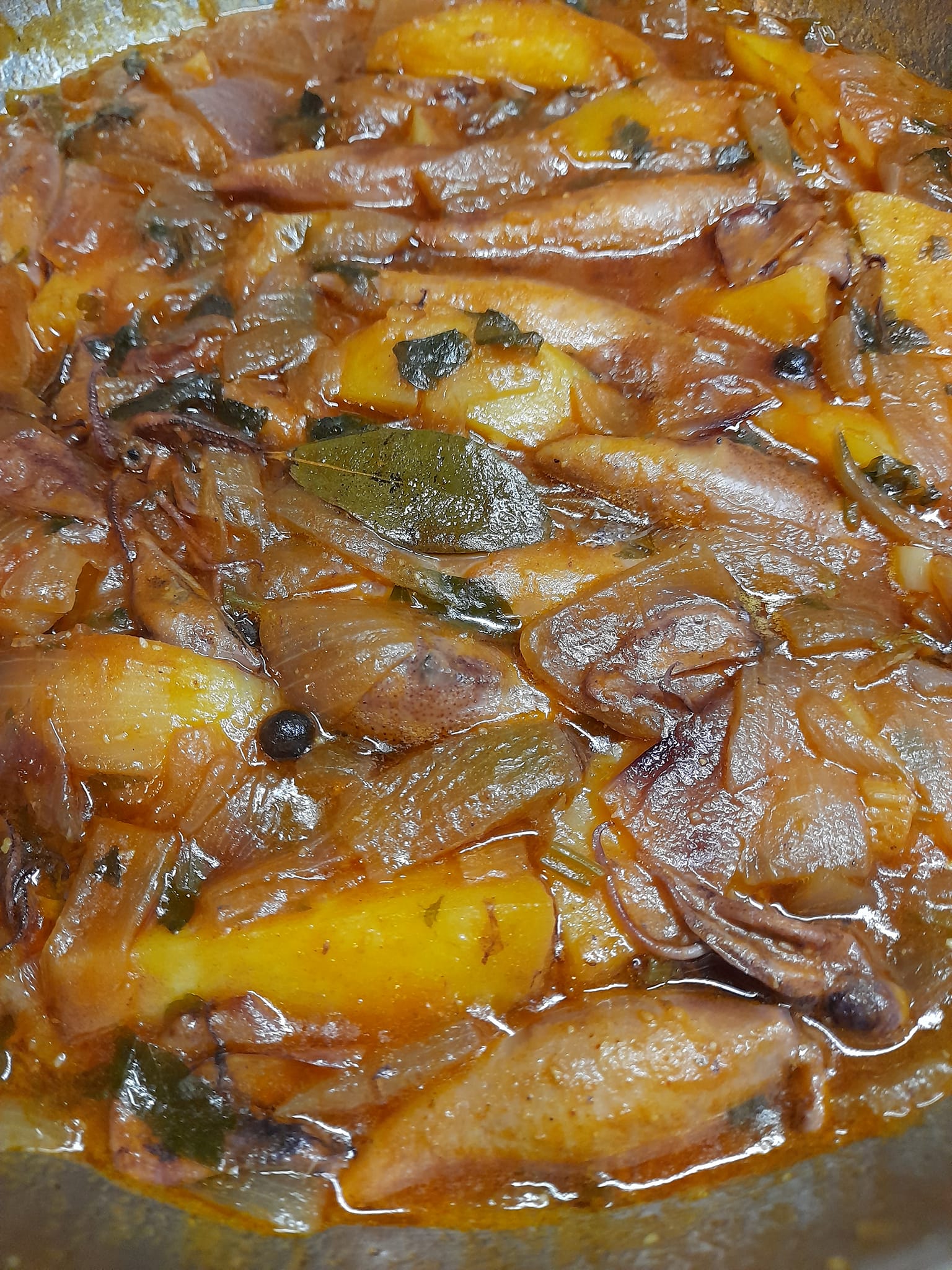 καλαμαράκια-της-κονσέρβας-γιαχνί-με-πατάτες-Καθαρά Δευτέρα 2025-συνταγή-