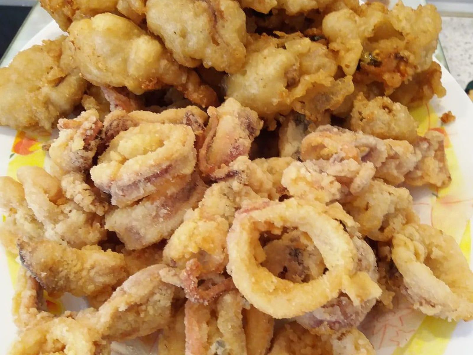 Καθαρά Δευτέρα 2025: Πείτε “αντίο” στα σκληρά καλαμαράκια με αυτό το tip μαγειρικής που τα κάνει μαλακά και γευστικά