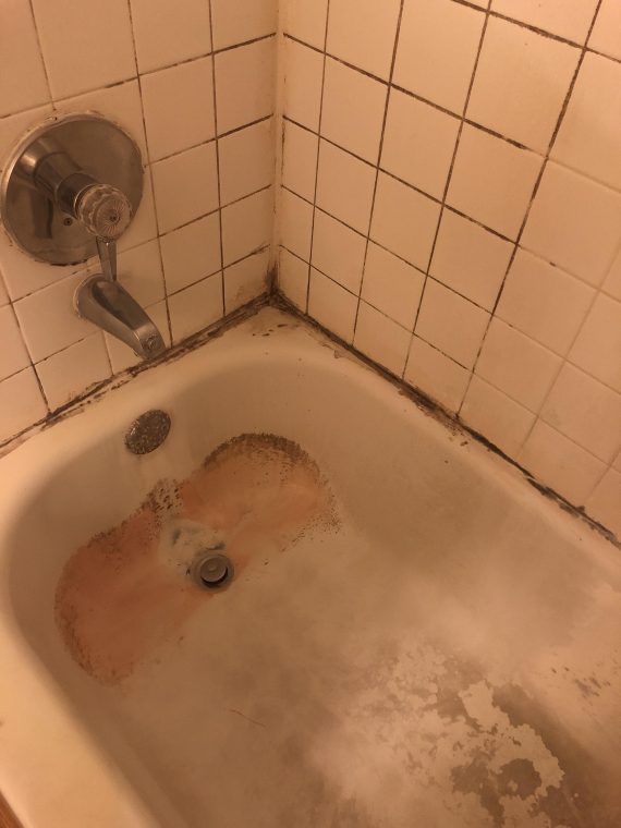 Καθάρισμα μπάνιου: Το κόλπο με τους υδρατμούς για να καθαρίσεις πλακάκια, ταβάνι και άλατα