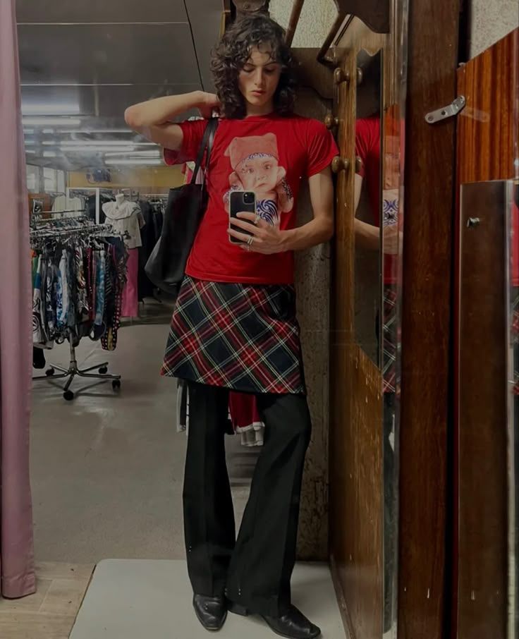 φούστες-και-φορέματα-πάνω-από-παντελόνια-τάσεις-Άνοιξη-Καλοκαίρι 2025-στη-μόδα-ιδέες-