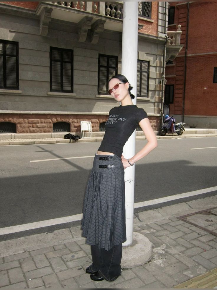 φούστες-και-φορέματα-πάνω-από-παντελόνια-τάσεις-Άνοιξη-Καλοκαίρι 2025-στη-μόδα-ιδέες-