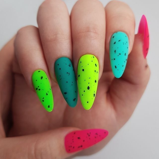 neon νύχια-τάσεις-Άνοιξη-Καλοκαίρι 2025-ιδέες-