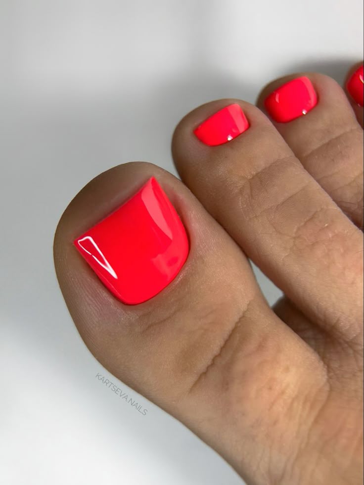 κοραλί νύχια-τάσεις-Άνοιξη-Καλοκαίρι 2025-ιδέες-