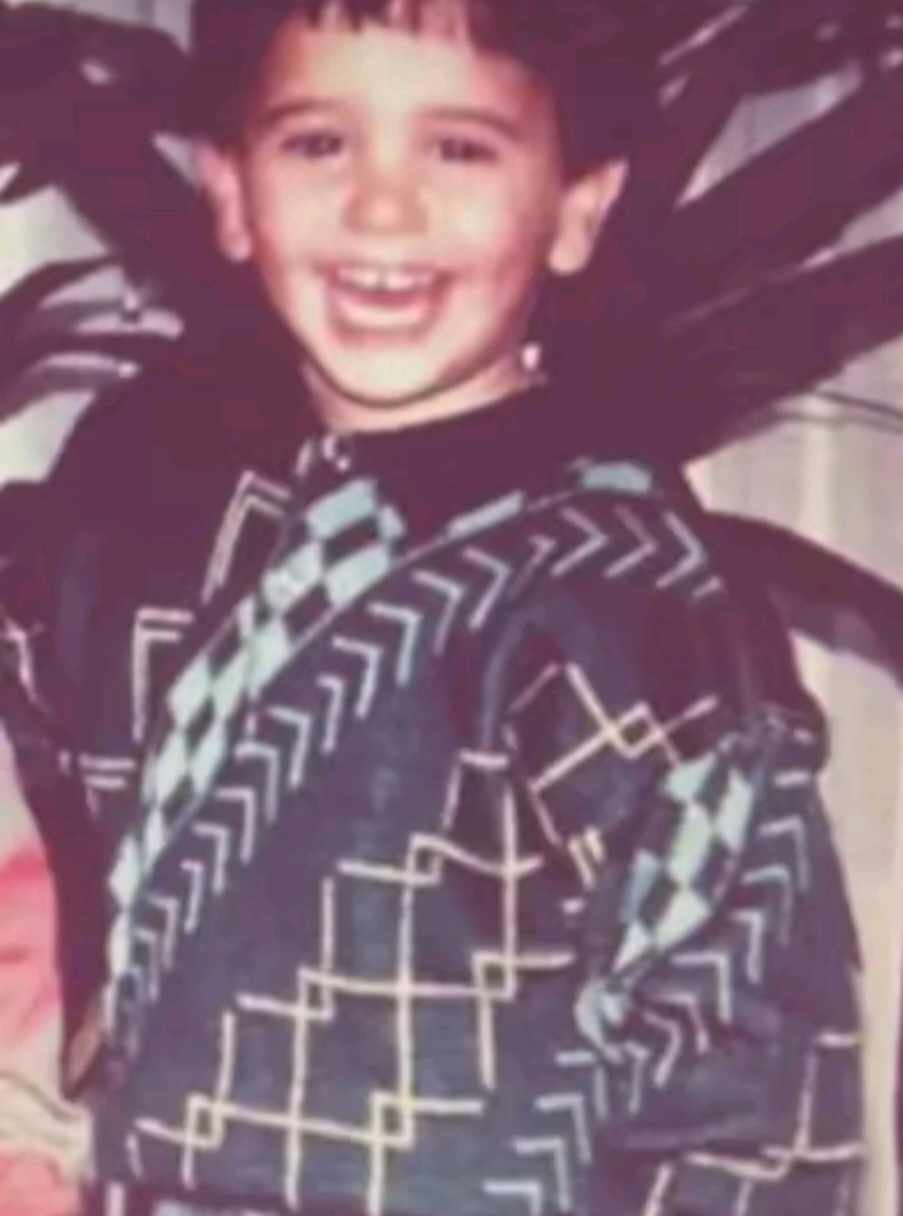 Το παιδάκι της φωτογραφίας είναι πασίγνωστος ηθοποιός του σήμερα που όλες…λιώνουν για χάρη του