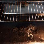 Καμμένα λίπη στο φούρνο: Το κόλπο με το κέρμα που τα εξαφανίζει στο λεπτό