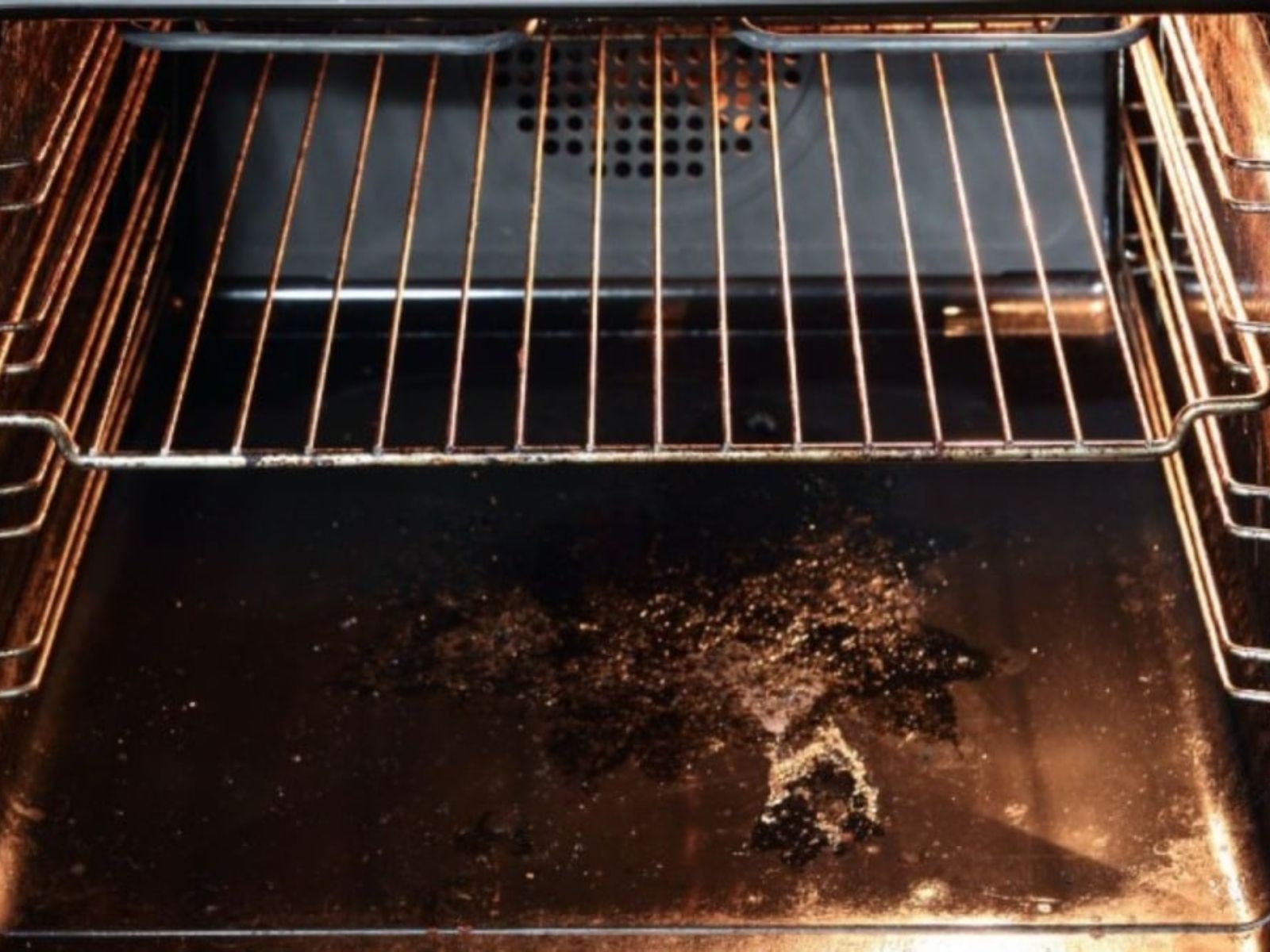 Καμμένα λίπη στο φούρνο: Το κόλπο με το κέρμα που τα εξαφανίζει στο λεπτό