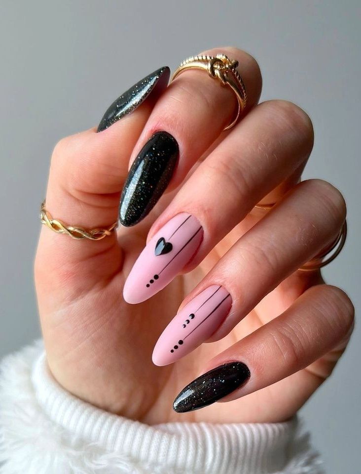 μαύρα-νύχια-με-γκλίτερ-ιδέες-