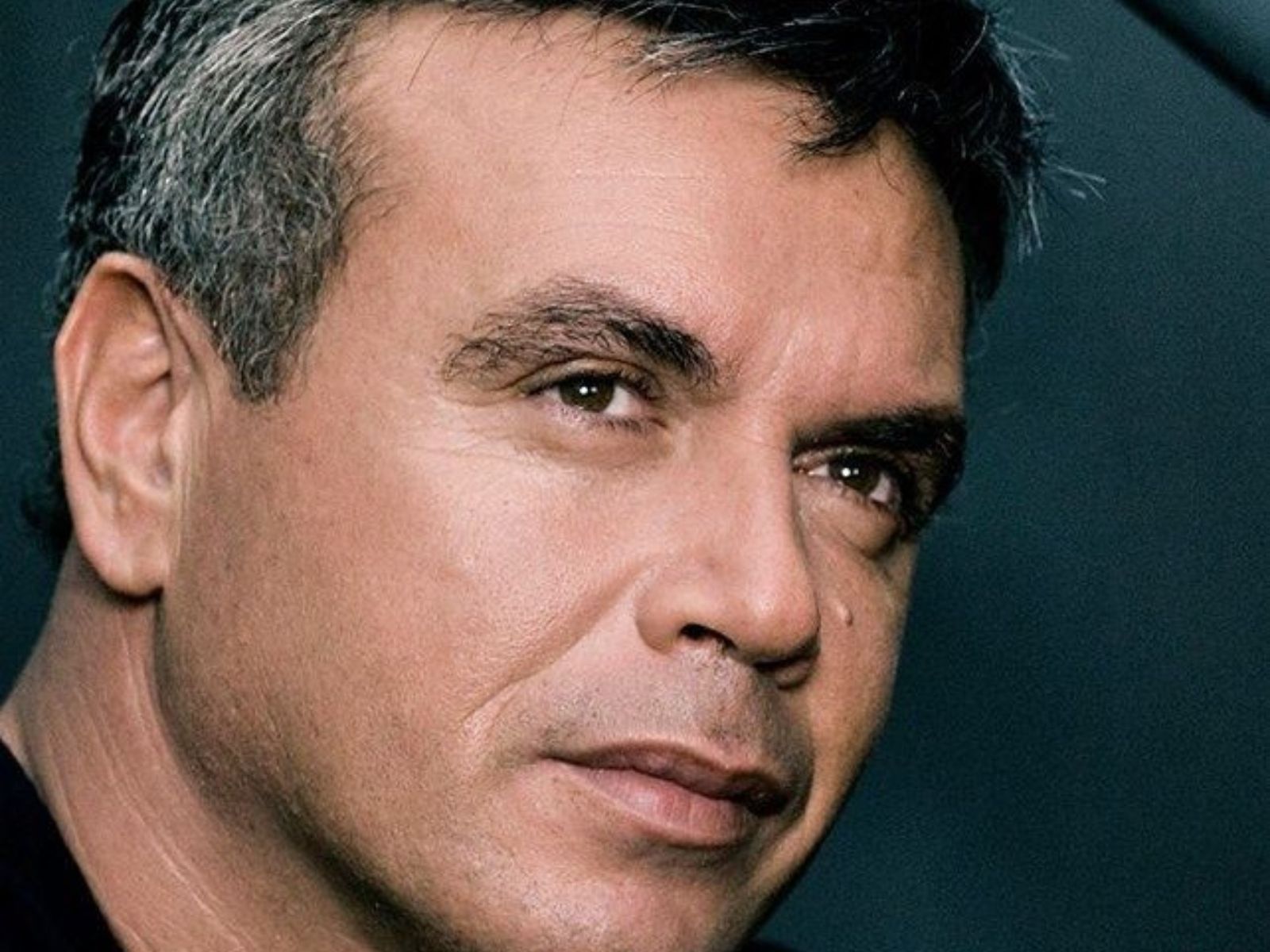 Πέθανε ο τραγουδιστής  Μανώλης Λιδάκης