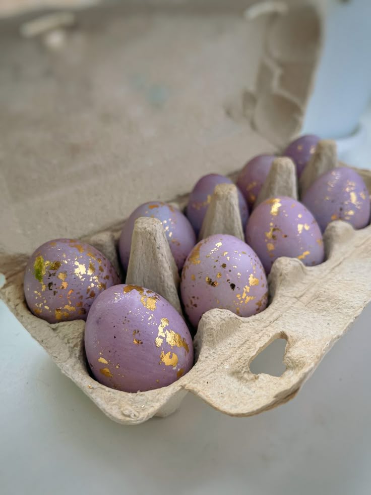 Πασχαλινή διακόσμηση-με-μεταλλικά χρώματα-τάσεις-Πάσχα 2025-στη-διακόσμηση-ιδέες-