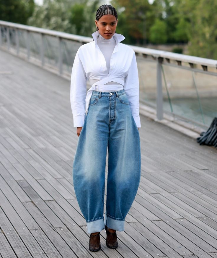 Barrel-leg jeans-ιδέες-για-ντύσιμο-Άνοιξη 2025-trends- Barrel-leg jeans-ιδέες-για-ντύσιμο-Άνοιξη 2025-trends-