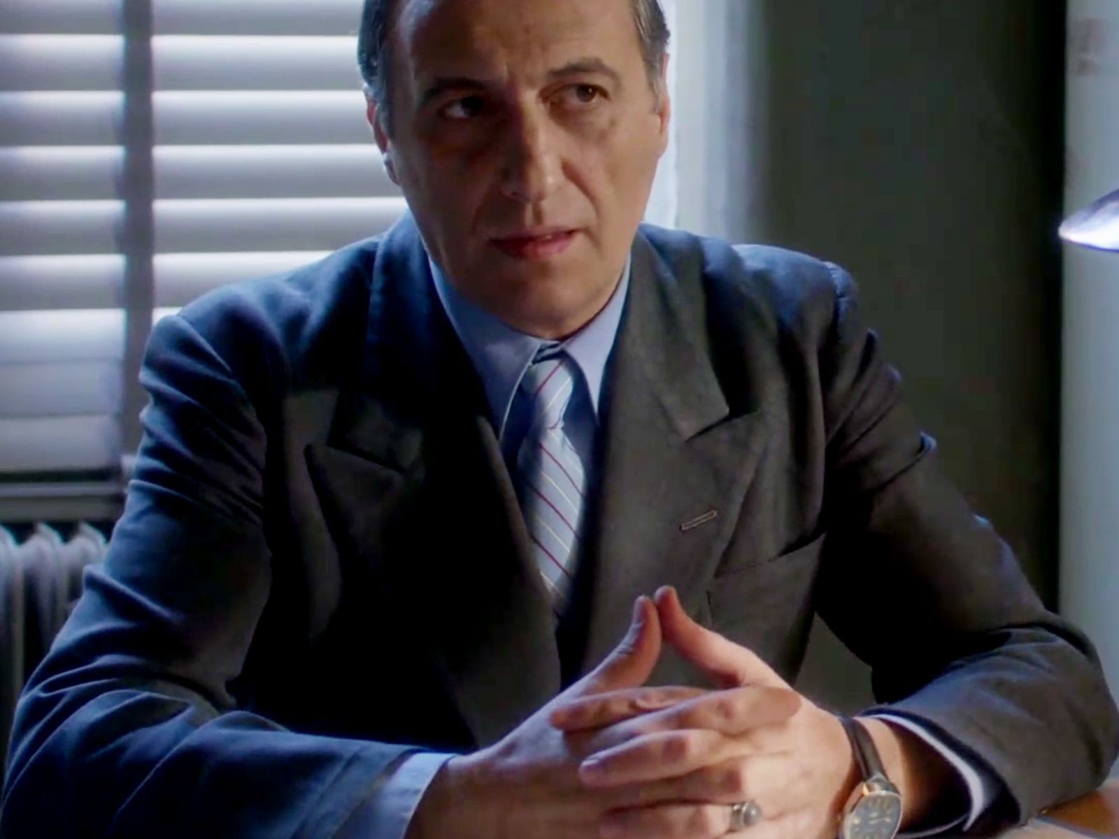 Άγιος Έρωτας: Ο Κολέτσης μαρκάρει ασφυκτικά  τον Πατήρ Νικόλαο