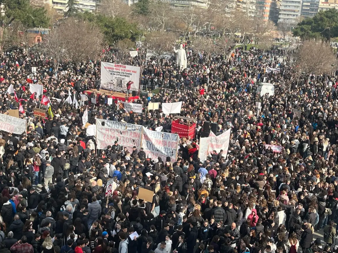 Διαδηλώσεις για τα Τέμπη: “Βούλιαξε” το Σύνταγμα και η Θεσσαλονίκη από κόσμο – Εικόνες