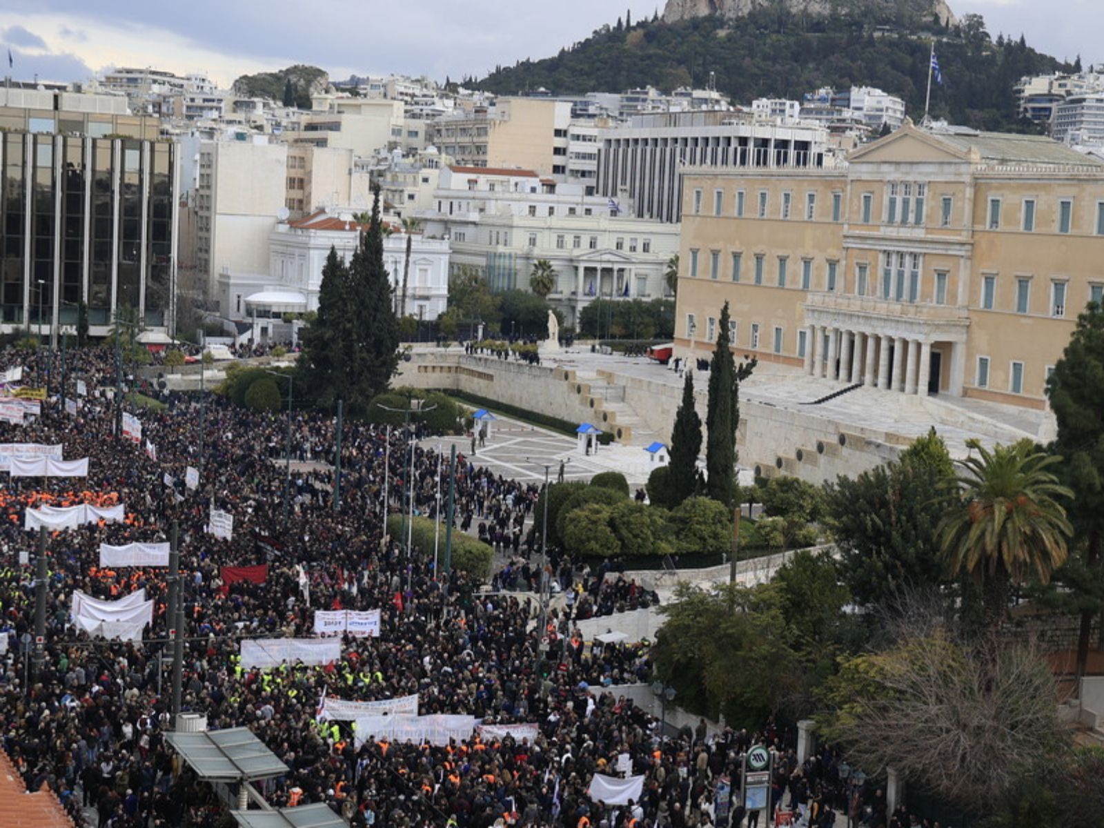 Διαδηλώσεις για τα Τέμπη: “Βούλιαξε” το Σύνταγμα και η Θεσσαλονίκη από κόσμο – Εικόνες
