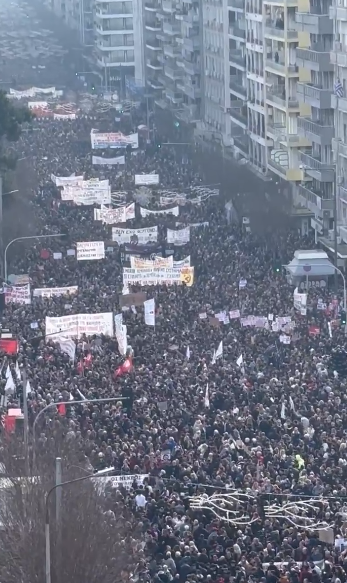 Διαδηλώσεις για τα Τέμπη: “Βούλιαξε” το Σύνταγμα και η Θεσσαλονίκη από κόσμο – Εικόνες