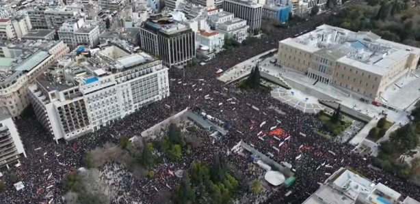 Διαδηλώσεις για τα Τέμπη: “Βούλιαξε” το Σύνταγμα και η Θεσσαλονίκη από κόσμο – Εικόνες