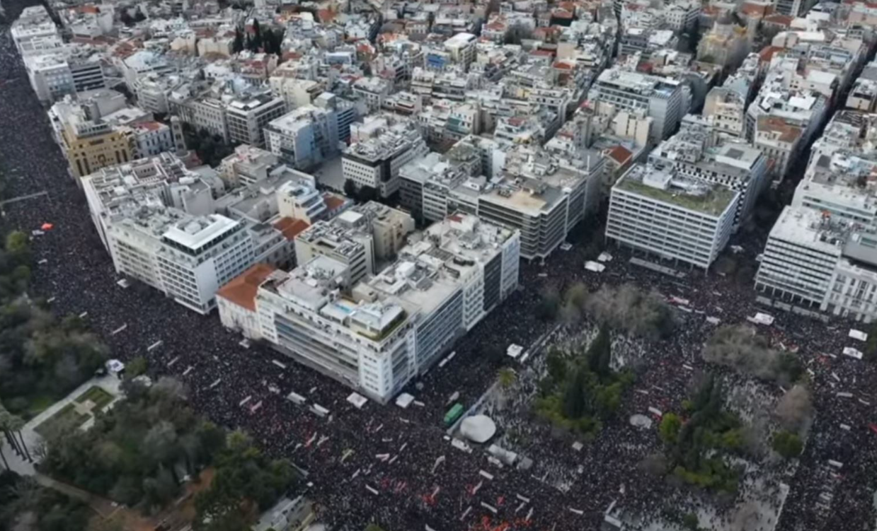 Διαδηλώσεις για τα Τέμπη: “Βούλιαξε” το Σύνταγμα και η Θεσσαλονίκη από κόσμο – Εικόνες