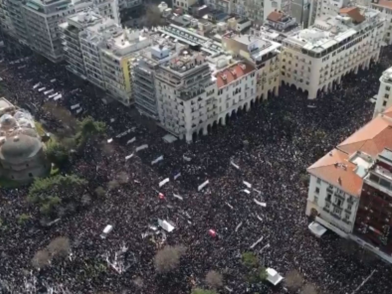 Διαδηλώσεις για τα Τέμπη: “Βούλιαξε” το Σύνταγμα και η Θεσσαλονίκη από κόσμο – Εικόνες