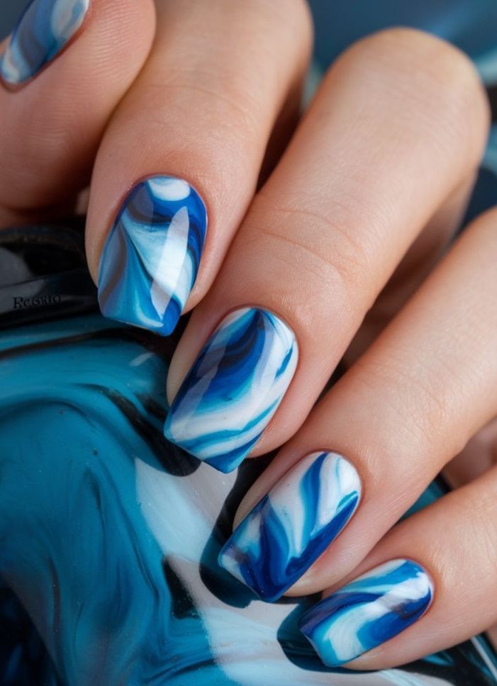 Τα Ocean Blue Nails είναι το Top Trend στο μανικιούρ και στο πεντικιούρ για την Άνοιξη / Καλοκαίρι 2025 – Ιδέες με κομψότητα και φαντασία