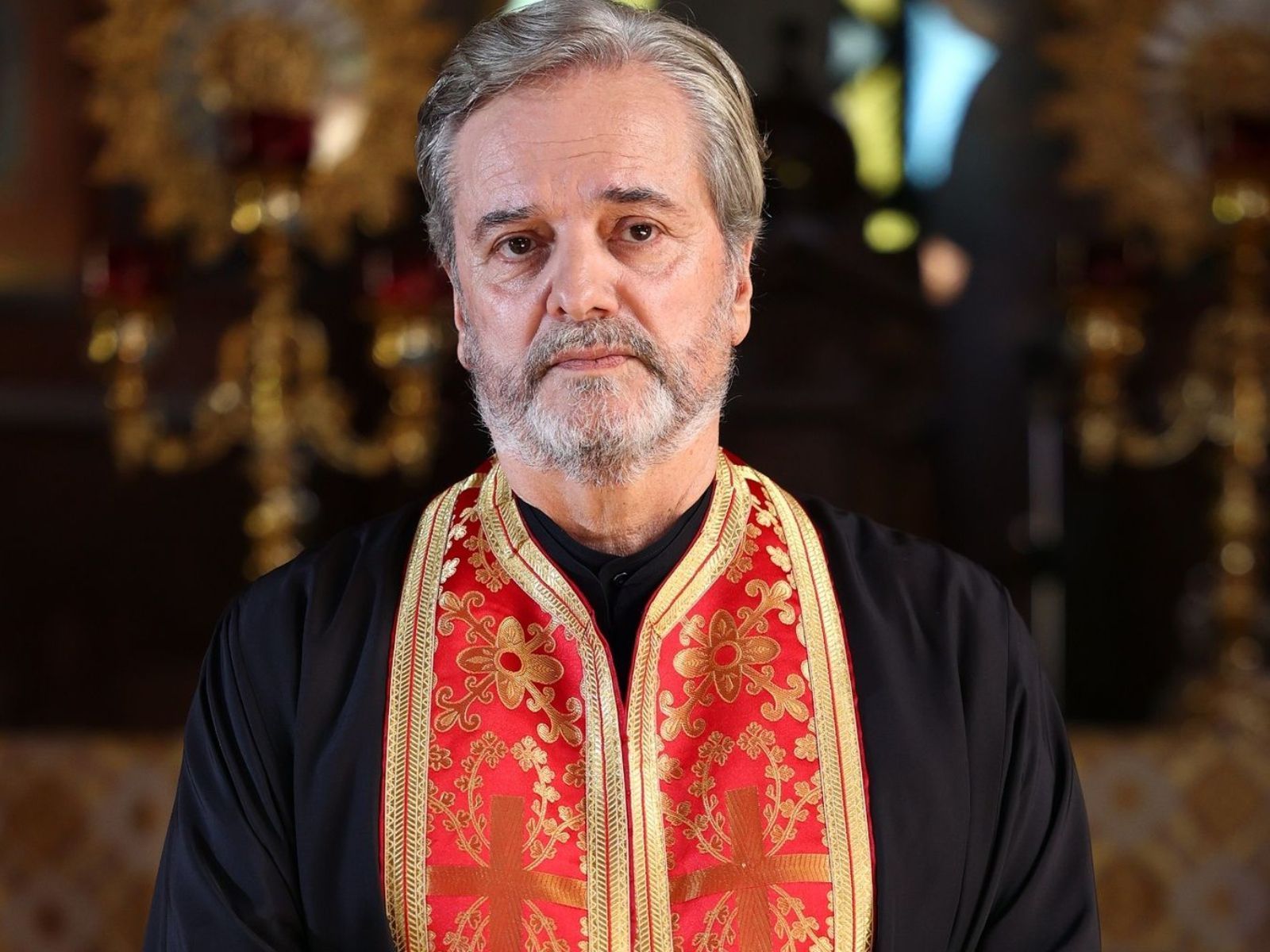 Διάφανη Αγάπη: Ο πάτερ Συμεών είναι μπλεγμένος με τον Φοίνικα