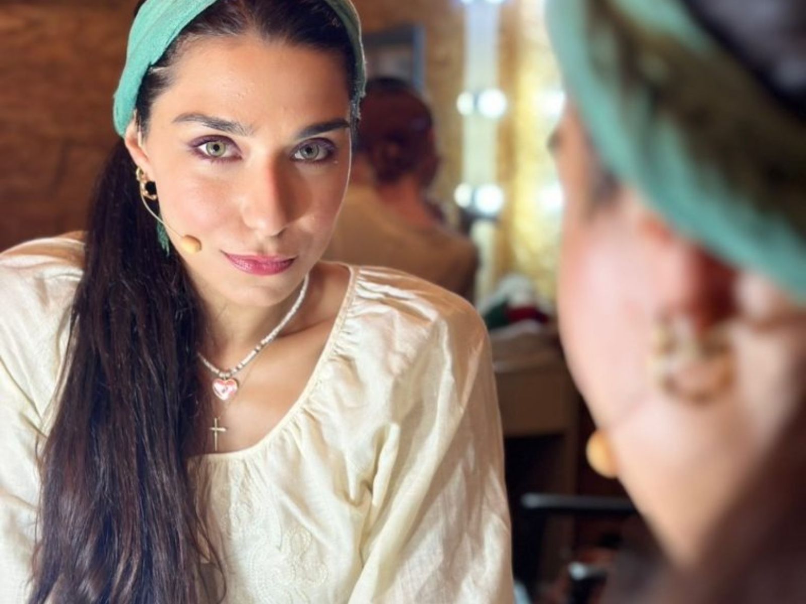 Ελευθερία Κοντογεώργη-βουργουνδί-ανοιξιάτικο-ντύσιμο-