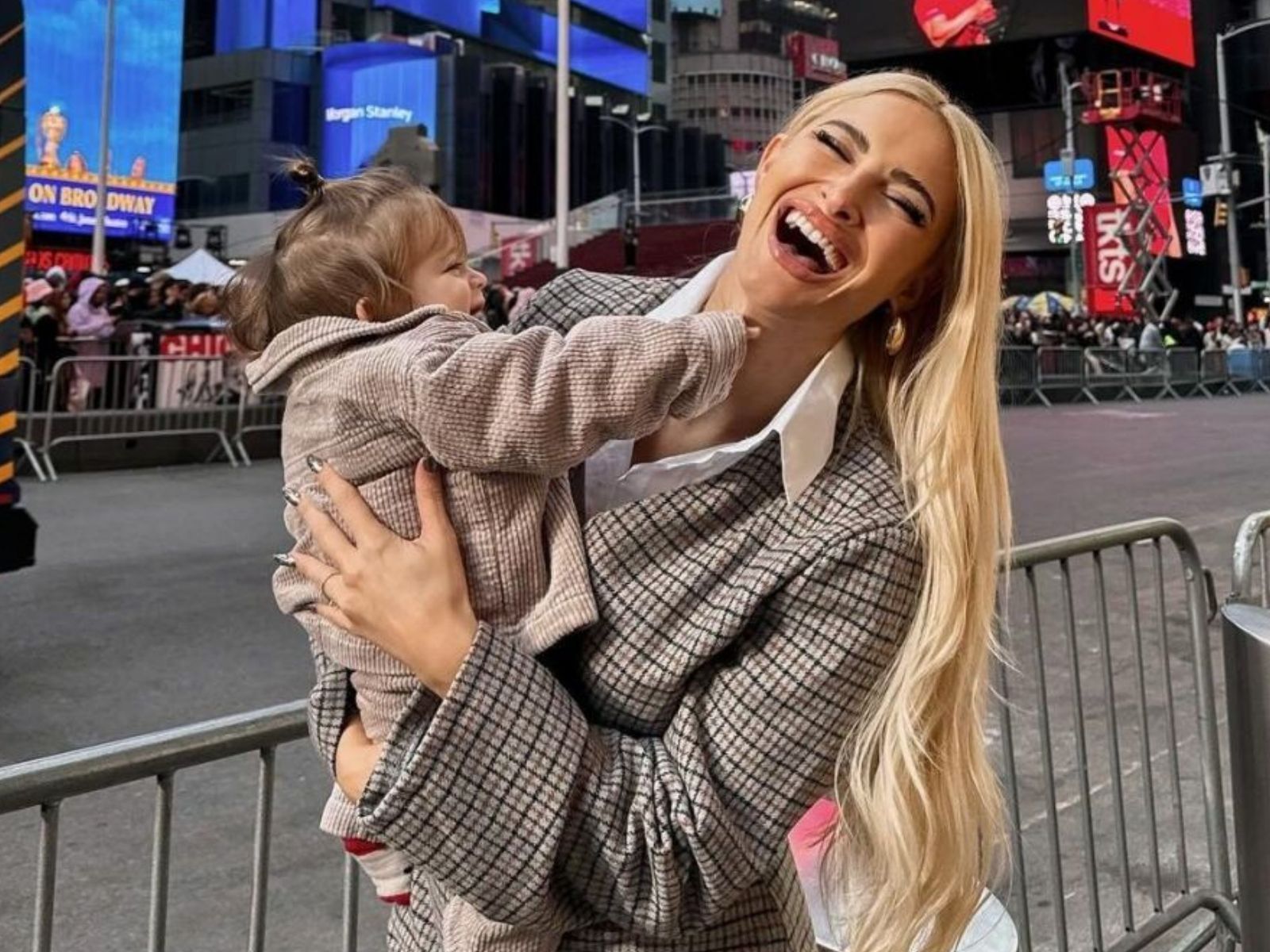 Ιωάννα Τούνη: Χαρούμενη και πάλι μετά τον χωρισμό της – Πέταξε χαρταετό με τον Πάρη και φίλους της