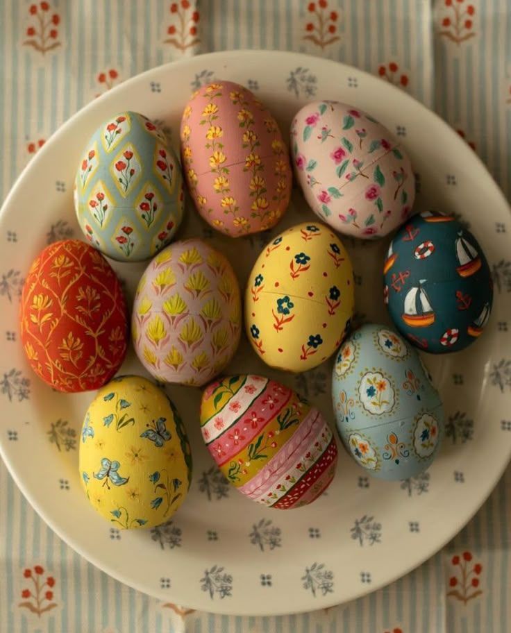 Πασχαλινά αυγά-με-σχέδια-τάσεις-Πάσχα 2025-στη-διακόσμηση-ιδέες-