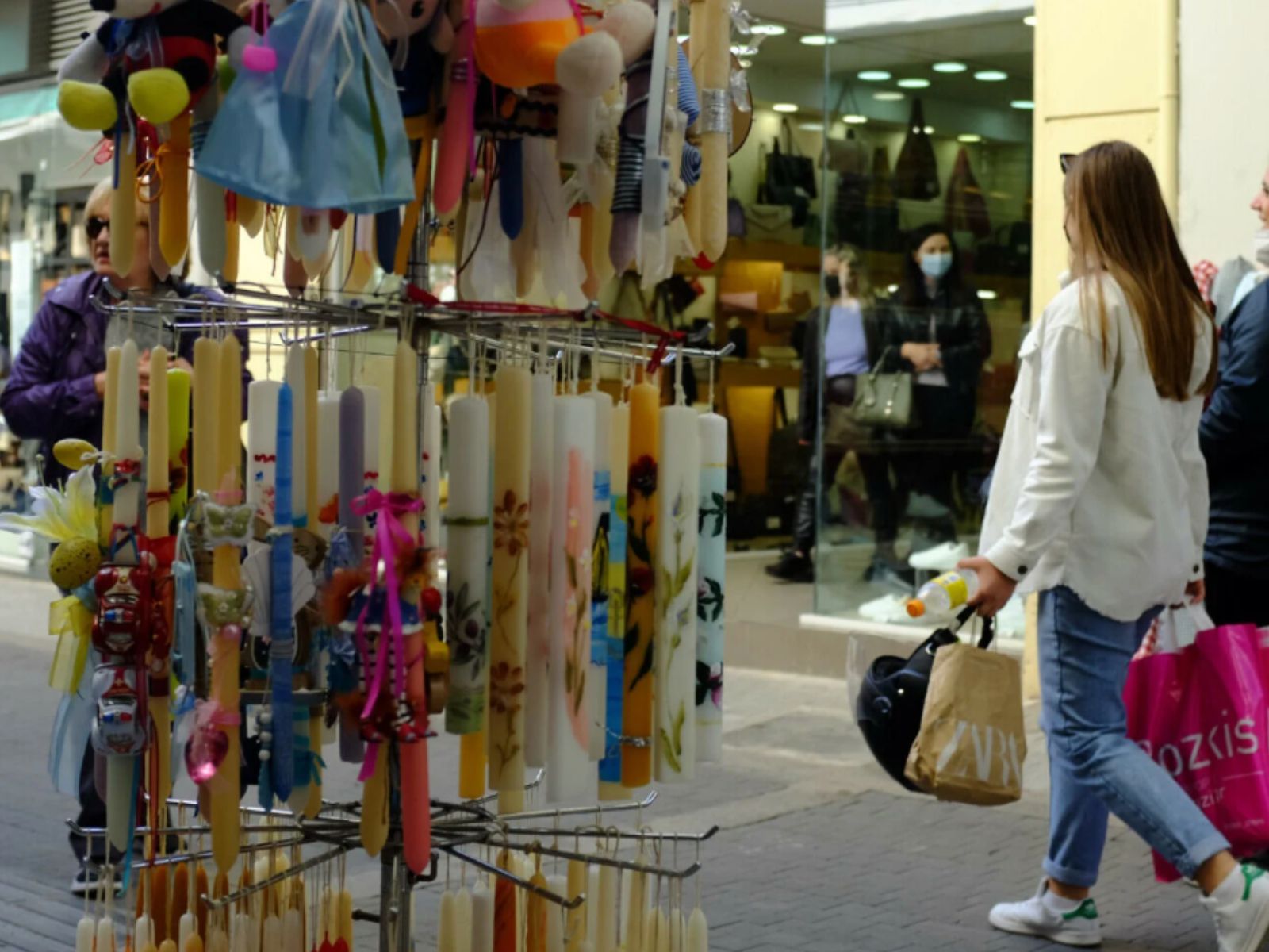 Πασχαλινό ωράριο καταστημάτων για το 2025: Ποια Κυριακή θα είναι ανοιχτά τα μαγαζιά