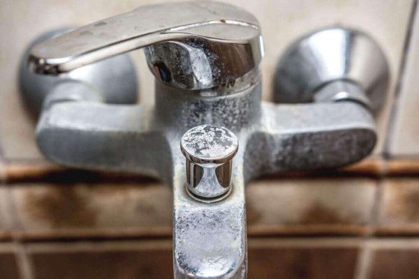 διώξε-τα-άλατα-με-ένα-κέρμα-από-το-μπάνιο- διώξε-τα-άλατα-με-ένα-κέρμα-από-το-μπάνιο-