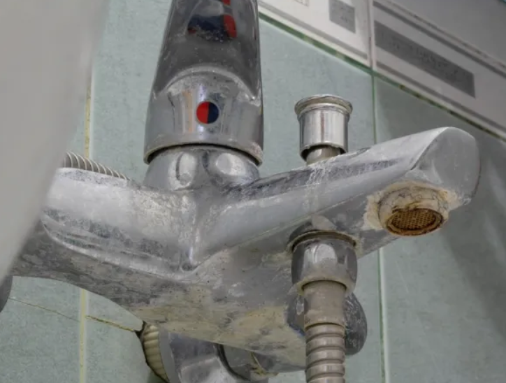 Εξαφάνισε τα άλατα, τη θαμπάδα και τους δύσκολους λεκέδες από το μπάνιο με ένα κέρμα – Το απίστευτο κόλπο που έγινε viral