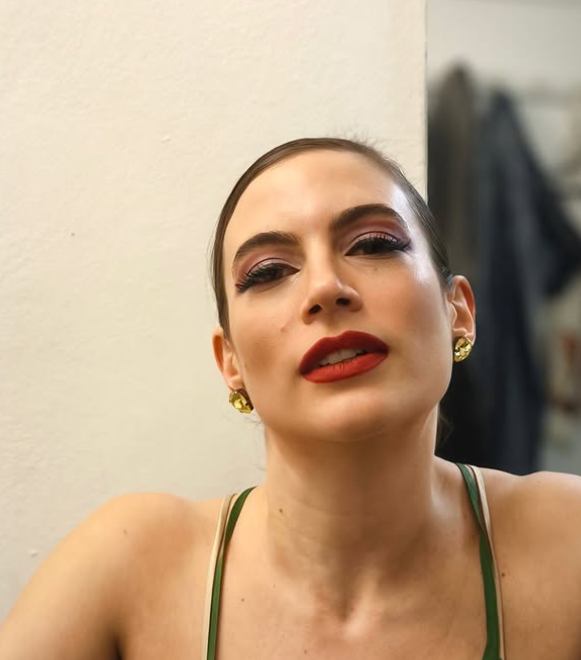 Μάρθα Λαμπίρη – Φεντόρουφ-κόκκινα νύχια-