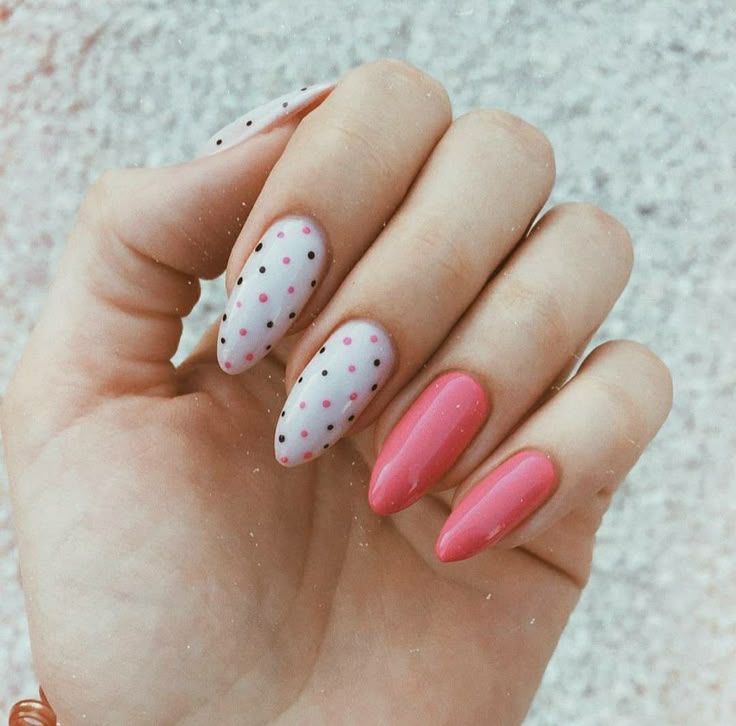 πουά-πασχαλινά νύχια-τάσεις-Πάσχα 2025-ιδέες-