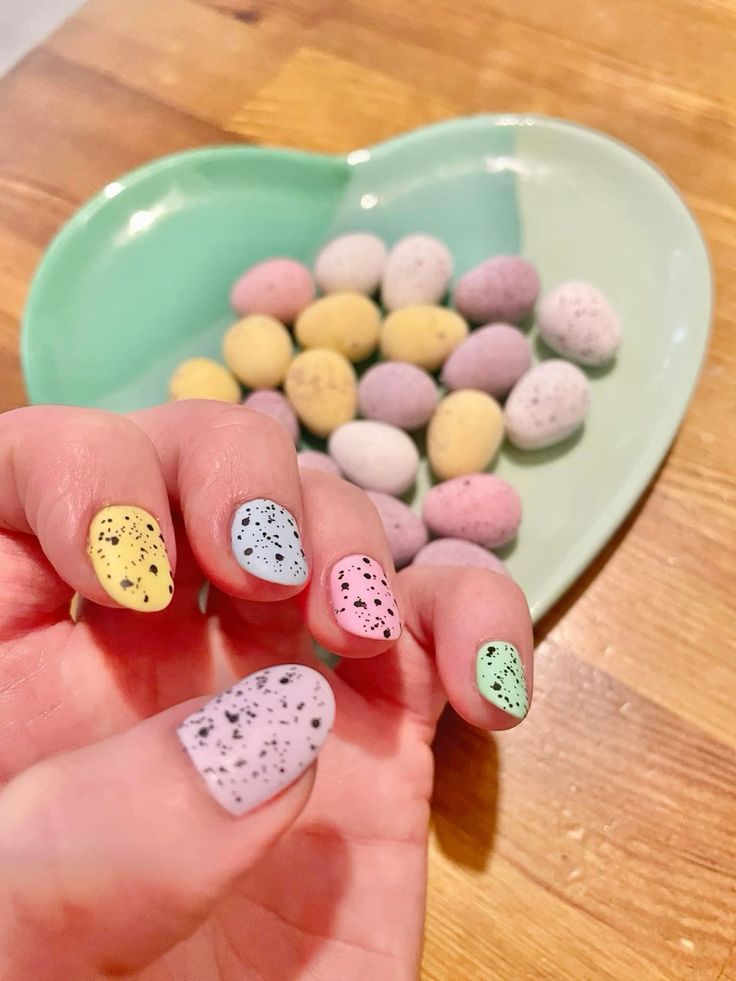 mini eggs-πασχαλινά νύχια-τάσεις-Πάσχα 2025-ιδέες-