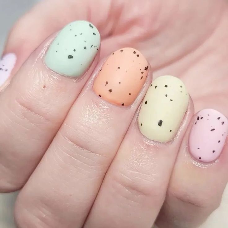 mini eggs-πασχαλινά νύχια-τάσεις-Πάσχα 2025-ιδέες-