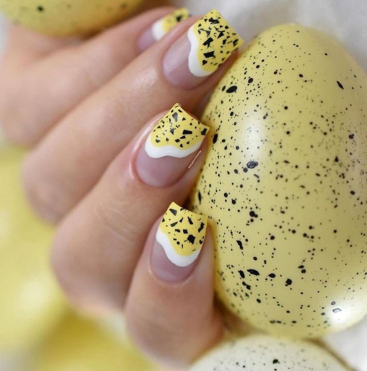 mini eggs-πασχαλινά νύχια-τάσεις-Πάσχα 2025-ιδέες-