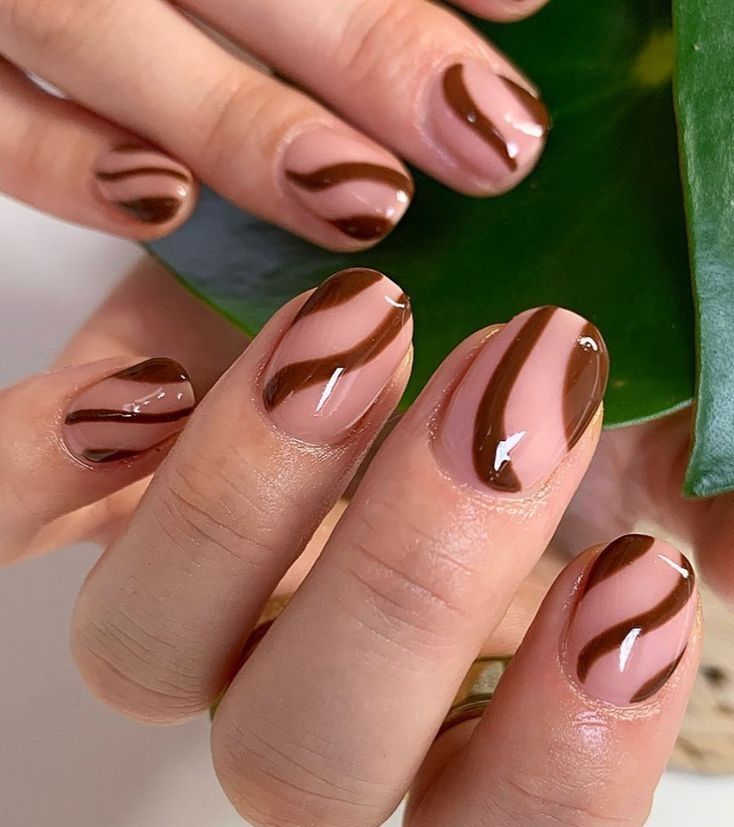 chocolate swirls-πασχαλινά νύχια-τάσεις-Πάσχα 2025-ιδέες-