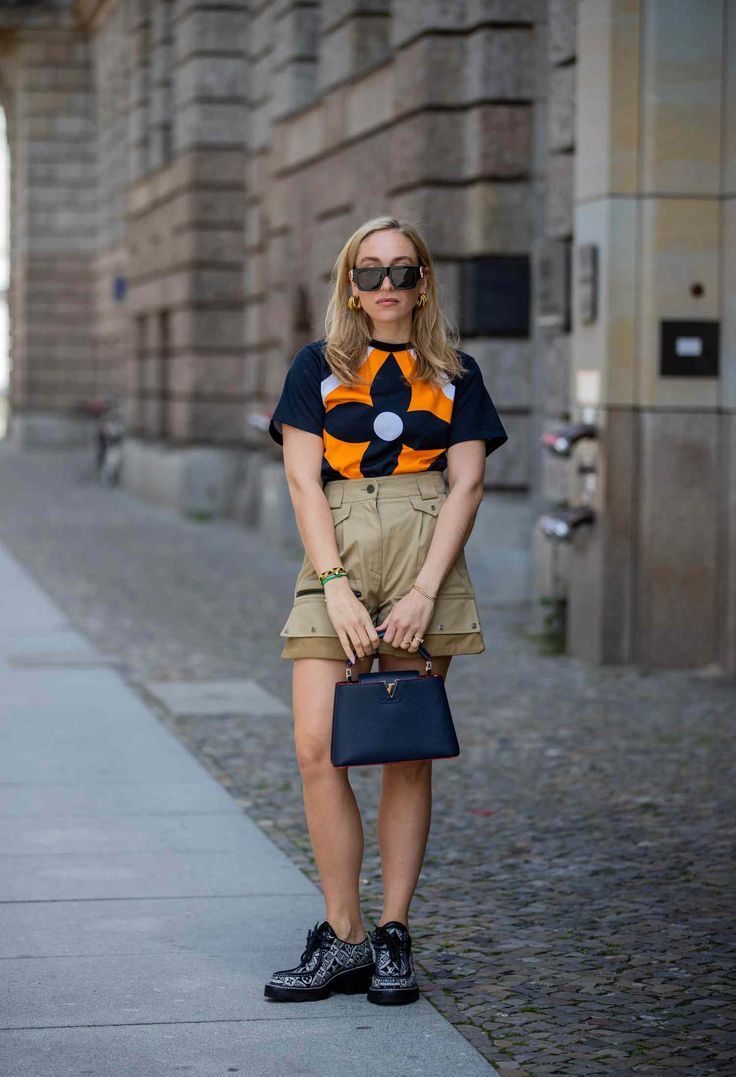 χακί-σορτσάκι-με-t-shirt-ιδέες-