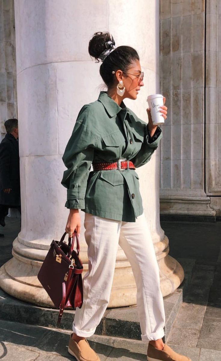 χακί-πουκάμισο-με-λευκή παντελόνα-ιδέες-
