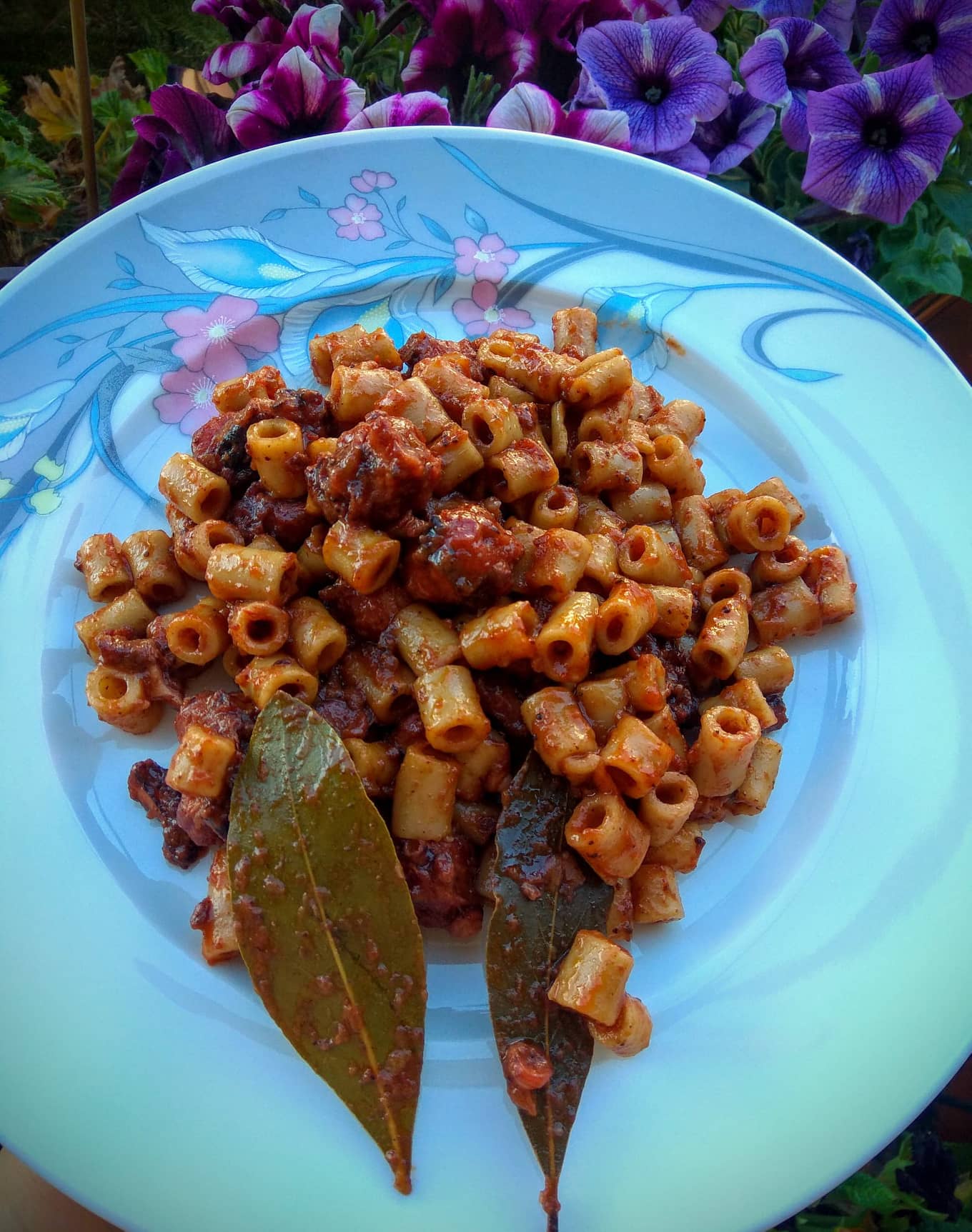 Χταπόδι-με κοφτό μακαρονάκι-και δαφνόφυλλα-συνταγή- Χταπόδι-με κοφτό μακαρονάκι-και δαφνόφυλλα-συνταγή-