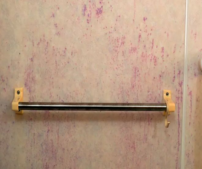 Ροζ μούχλα στο μπάνιο: Γιατρός προειδοποιεί “Κίνδυνος για την υγεία”