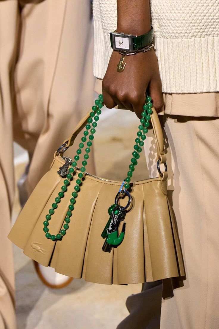 Άνοιξη – Καλοκαίρι 2025: Οι κορυφαίες τάσεις στις γυναικείες τσάντες