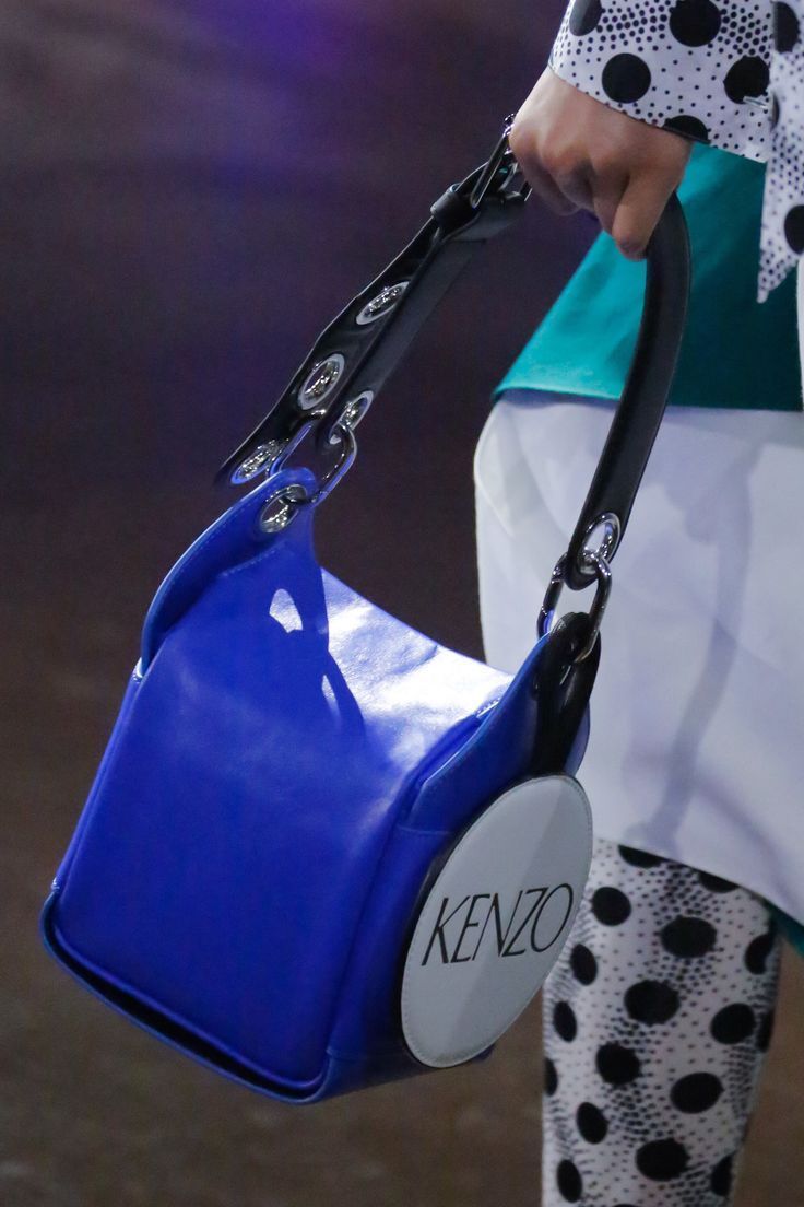 Άνοιξη – Καλοκαίρι 2025: Οι κορυφαίες τάσεις στις γυναικείες τσάντες